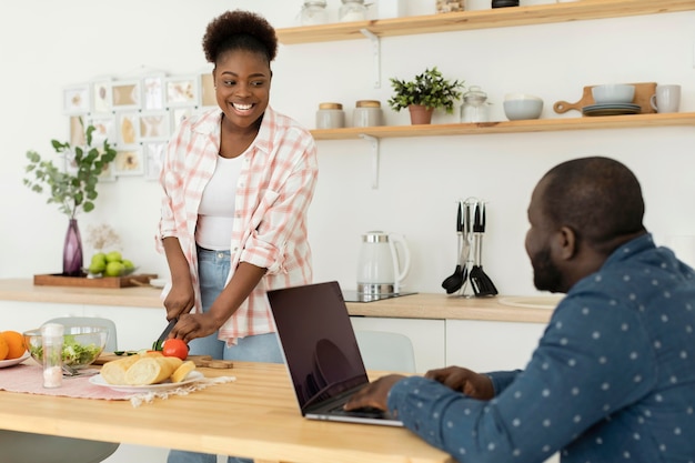 Foto gratuita linda pareja hablando en la cocina