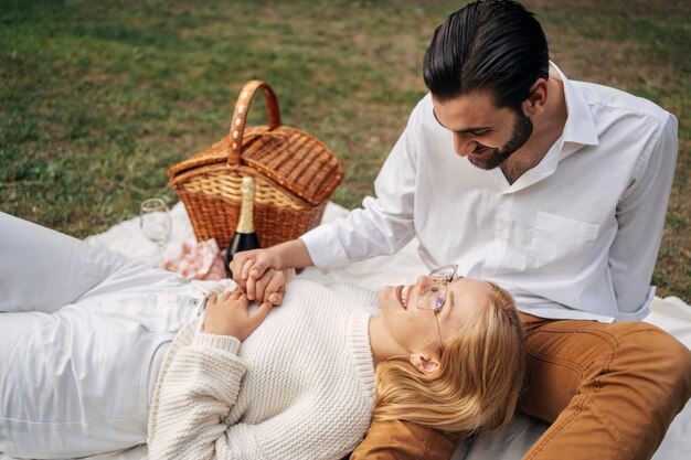 Linda pareja haciendo un picnic juntos al aire libre