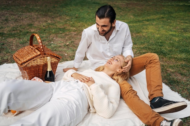 Linda pareja haciendo un picnic juntos