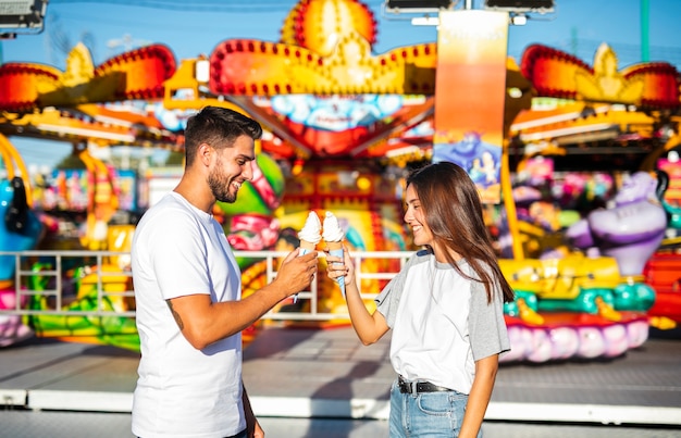 Linda pareja con helados en la feria