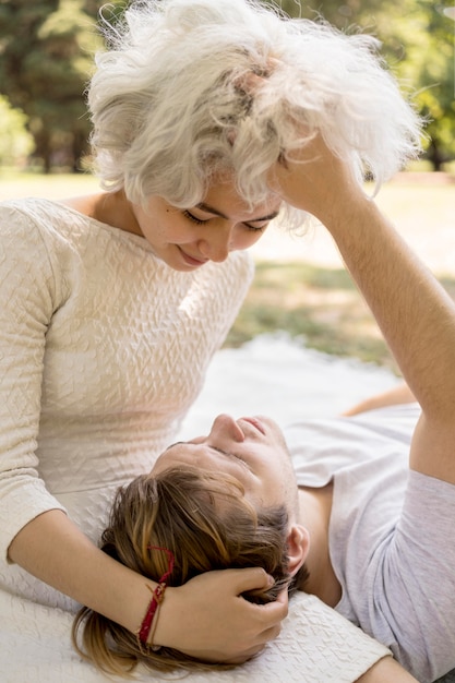 Linda pareja íntima al aire libre en la naturaleza