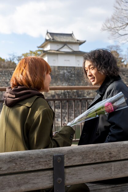 Linda pareja japonesa en una cita con flor de rosa