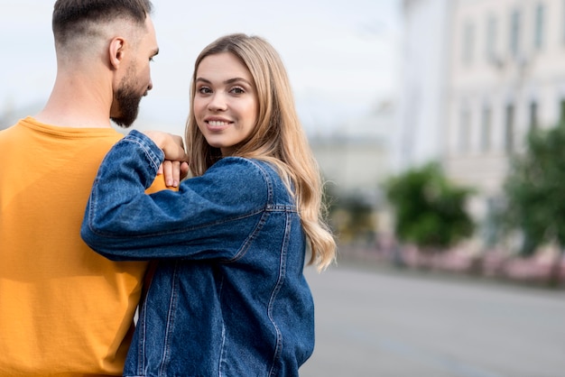 Linda pareja joven y calle borrosa