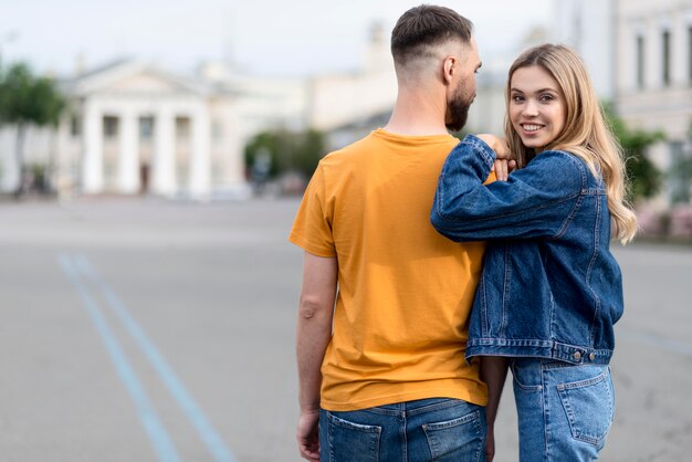 Linda pareja joven y ciudad borrosa