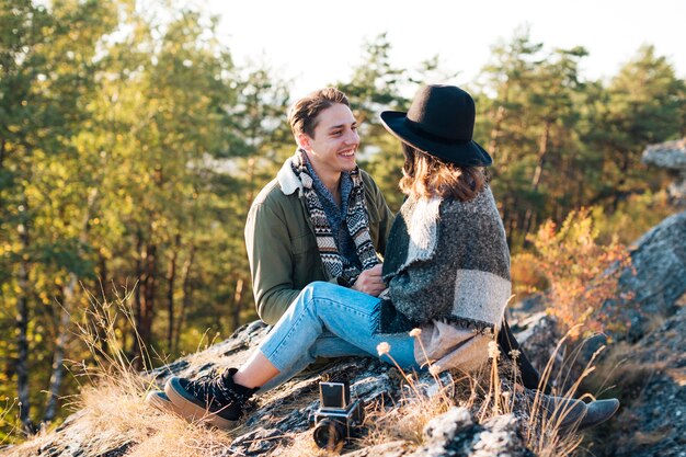 Linda pareja joven disfrutando de la naturaleza