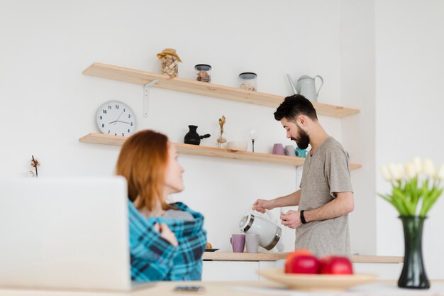 Linda pareja joven disfrutando de su desayuno juntos