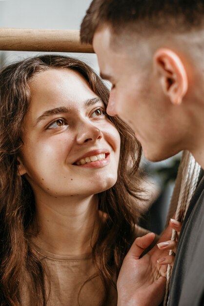 Linda pareja joven juntos en el amor