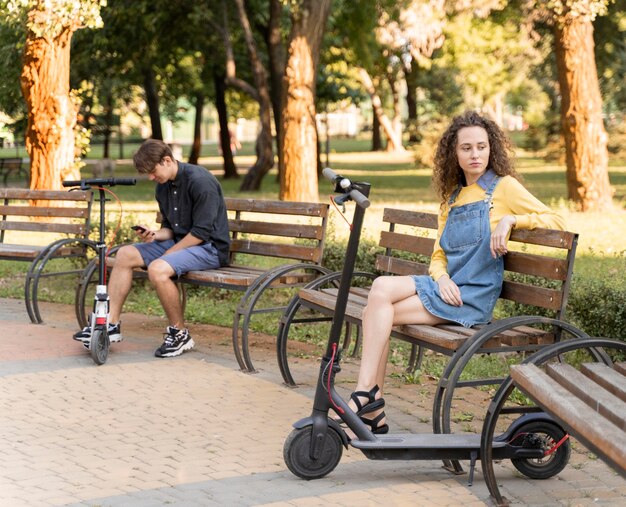 Foto gratuita linda pareja joven relajante al aire libre