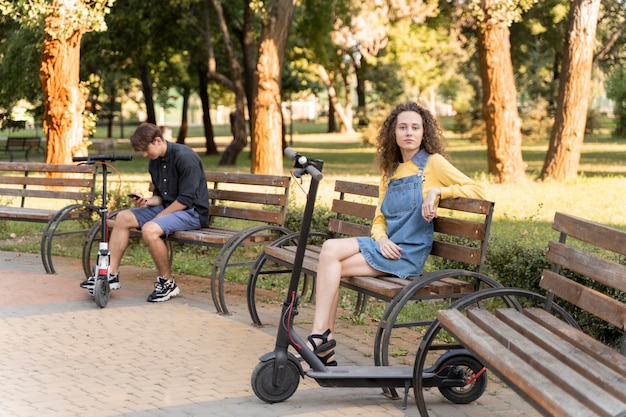 Linda pareja joven relajante al aire libre