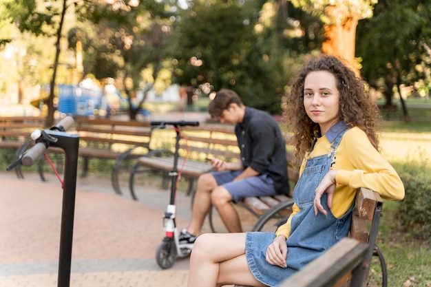 Linda pareja joven relajante al aire libre