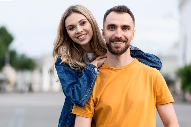 Linda pareja joven sonríe a la cámara