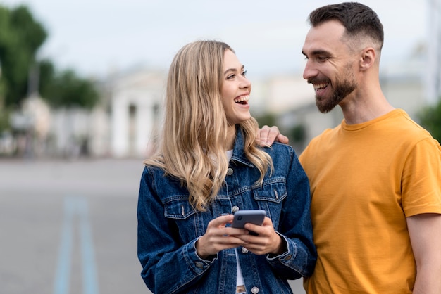 Foto gratuita linda pareja joven sonriendo el uno al otro