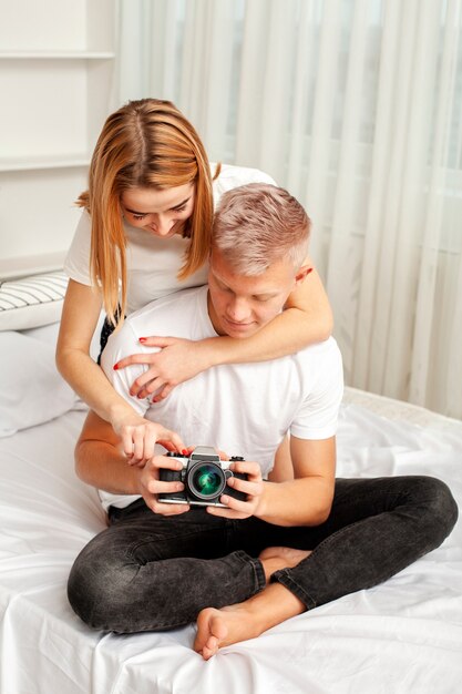 Linda pareja jugando con una cámara