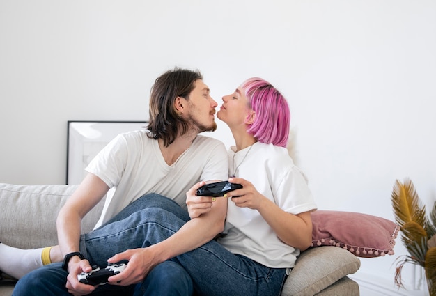 Foto gratuita linda pareja jugando juntos a un videojuego