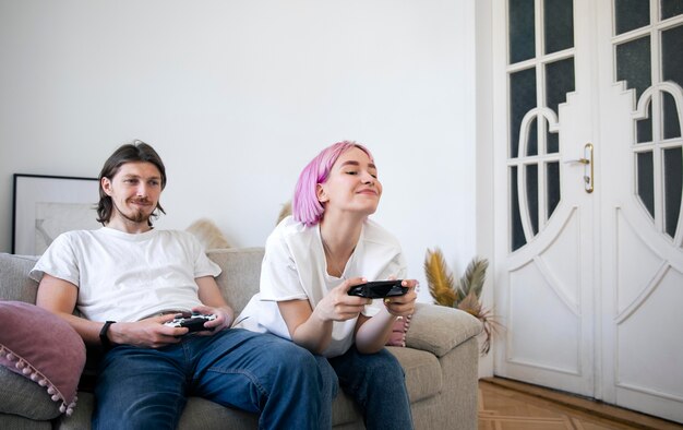 Linda pareja jugando videojuegos en casa