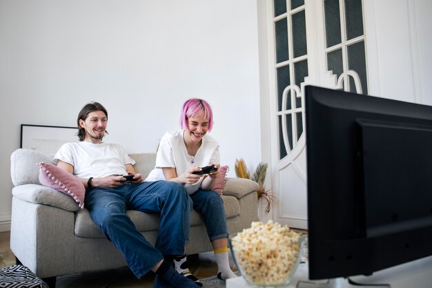 Linda pareja jugando videojuegos en casa