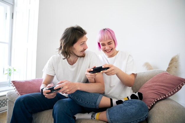 Linda pareja jugando videojuegos en el sofá