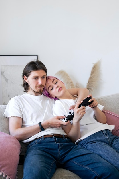 Foto gratuita linda pareja jugando videojuegos