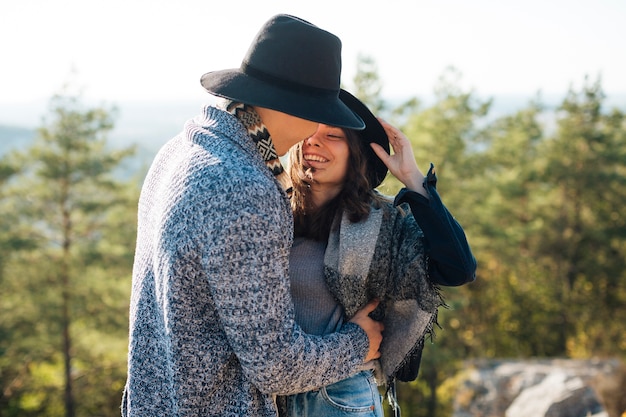 Foto gratuita linda pareja juntos al aire libre