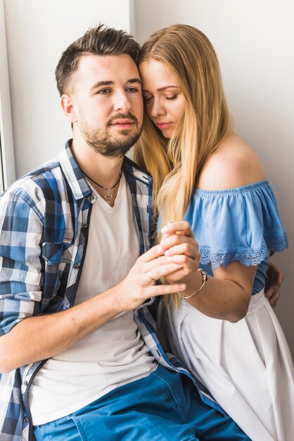 Linda pareja con mano en casa