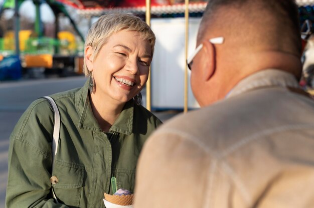 Linda pareja de mediana edad que tiene una cita agradable