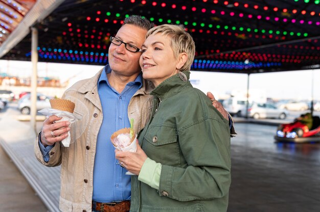 Linda pareja de mediana edad que tiene una cita agradable