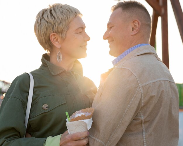 Foto gratuita linda pareja de mediana edad que tiene una cita agradable