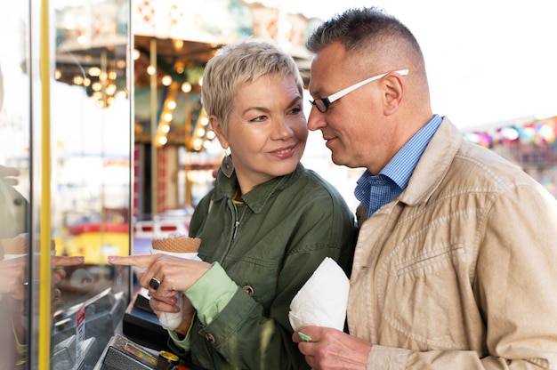 Foto gratuita linda pareja de mediana edad teniendo una cita