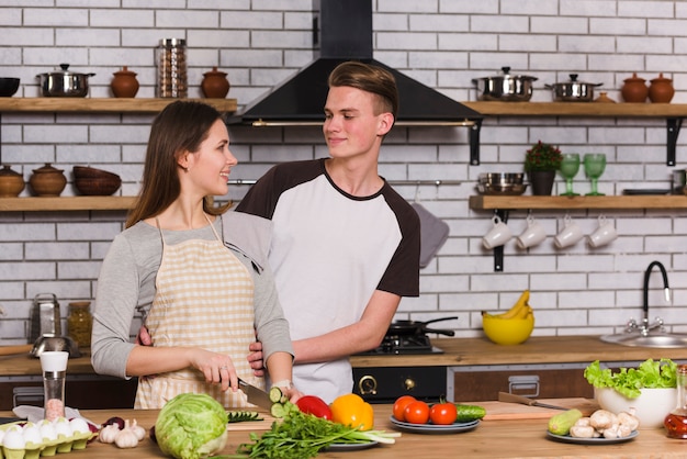 Foto gratuita linda pareja mirándose en la cocina