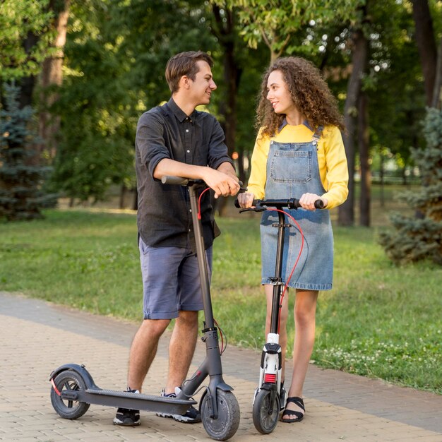 Linda pareja montando scooter juntos