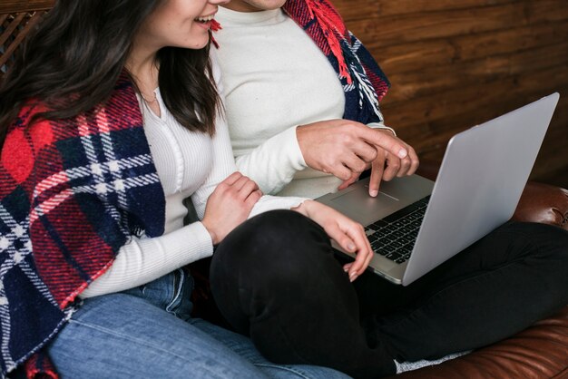 Linda pareja navegando en una computadora portátil