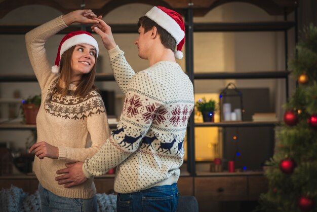 Linda pareja de navidad bailando