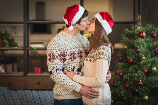 Linda pareja de navidad besándose
