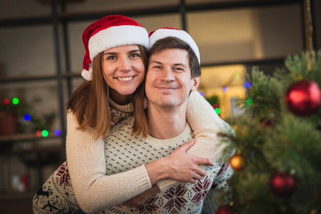 Linda pareja de Navidad divirtiéndose juntos