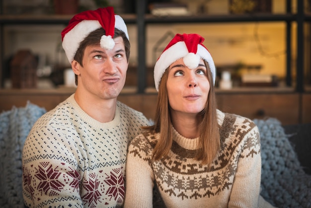 Foto gratuita linda pareja de navidad siendo tonto