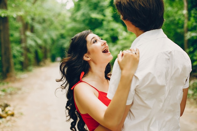 Linda pareja en un parque de verano