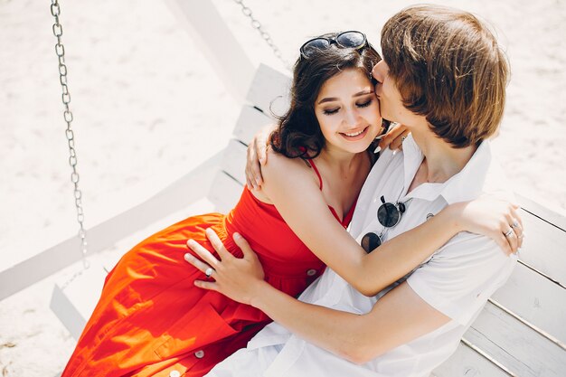 Linda pareja en un parque de verano