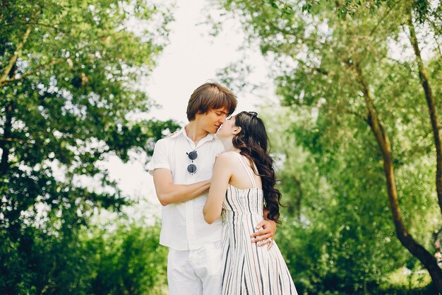 Linda pareja en un parque de verano