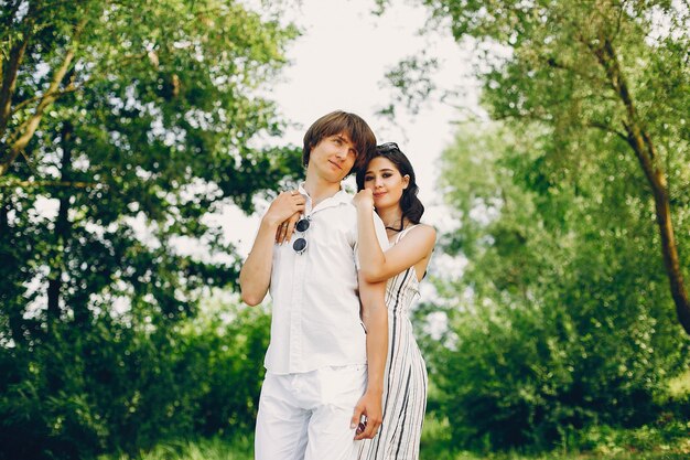 Linda pareja en un parque de verano