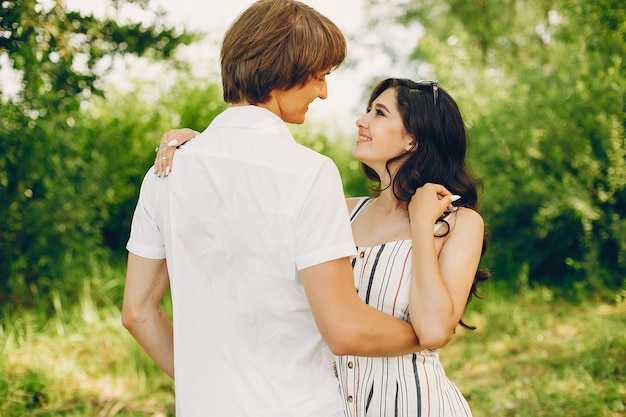 Linda pareja en un parque de verano