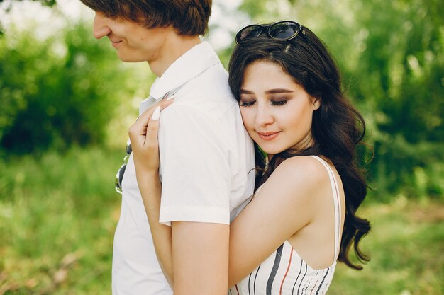 Linda pareja en un parque de verano