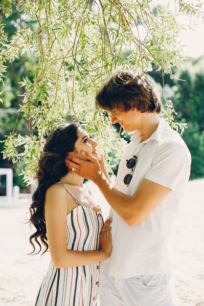 Foto gratuita linda pareja en un parque de verano