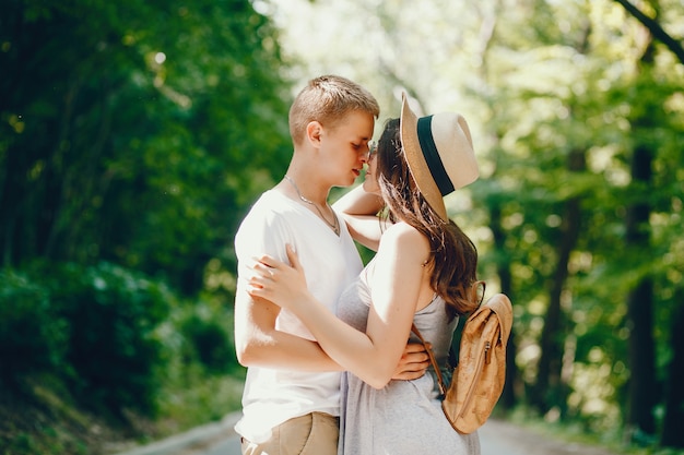 linda pareja en un parque