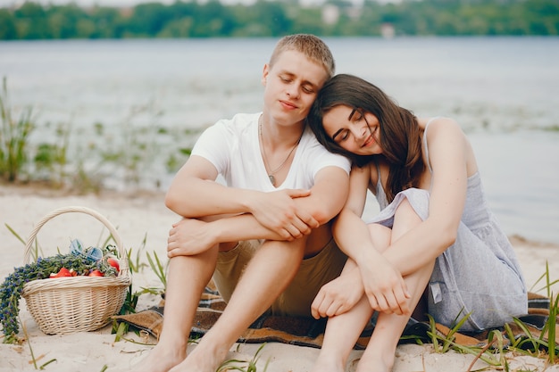 linda pareja en un parque