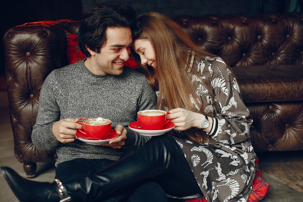 Linda pareja pasa tiempo en un cafe