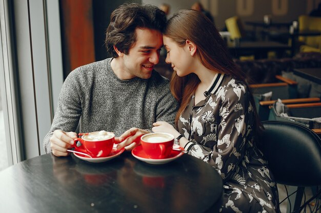 Linda pareja pasa tiempo en un cafe