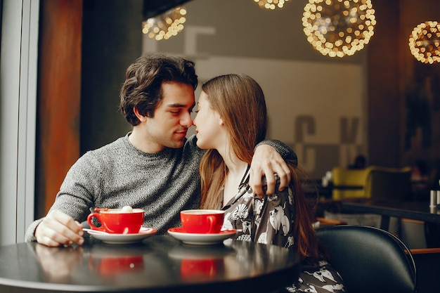 Linda pareja pasa tiempo en un cafe