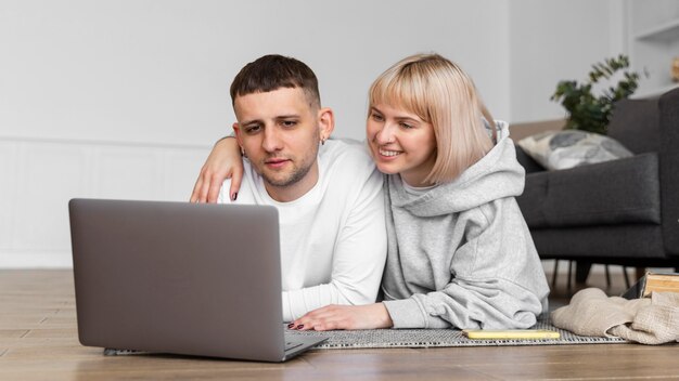 Linda pareja pasar tiempo de calidad juntos en casa