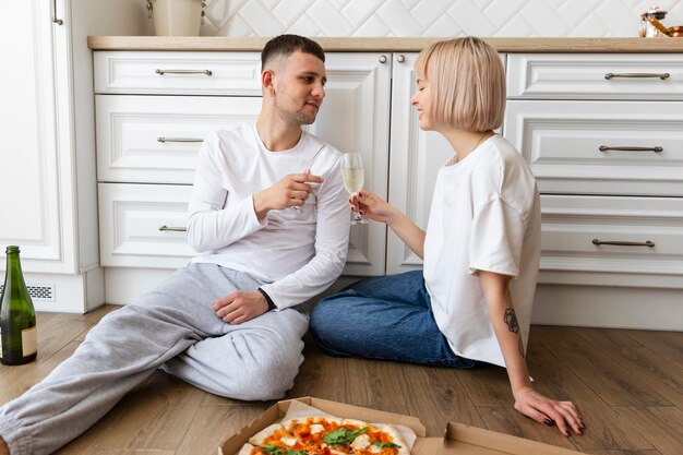 Linda pareja pasar tiempo de calidad juntos en casa