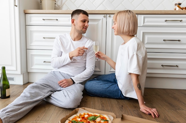 Linda pareja pasar tiempo de calidad juntos en casa